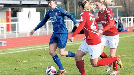 Knappe Angelegenheit. Keelin Winters (links), die sich hier gegen Rachel Rinast und die Ex-Potsdamerin Corina Schröder durchsetzt, erzielte den Siegtreffer für Turbine.