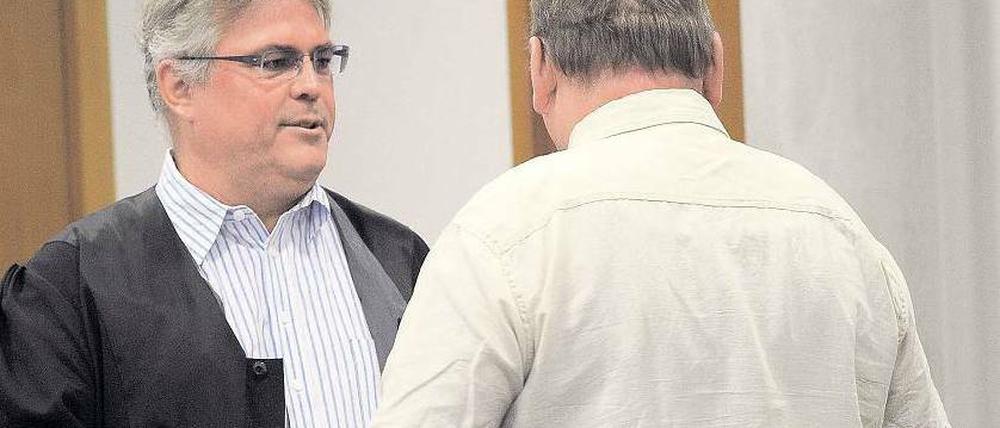 Beiges Hemd statt weißer Weste: Reitlehrer Frank E. – hier mit seinem Anwalt Matthias Schöneburg (l.) – hat gestanden, über 15 Jahre lang Jugendliche auf seinem Hof in Reckahn sexuell missbraucht zu haben.