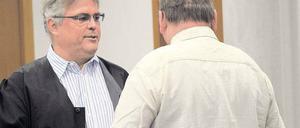 Beiges Hemd statt weißer Weste: Reitlehrer Frank E. – hier mit seinem Anwalt Matthias Schöneburg (l.) – hat gestanden, über 15 Jahre lang Jugendliche auf seinem Hof in Reckahn sexuell missbraucht zu haben.