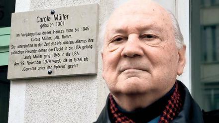 Eine von sieben. Seit Freitag erinnert eine Tafel in der Friedrich-Ebert-Straße an Carola Müller. Dass die Geschichten der sieben mutigen Potsdamer aus der Zeit des Holocaust überhaupt sichtbar werden, ist Davyd Rozenfeld zu verdanken. Seit fünf Jahren kämpft er dafür, dass auch in ihrer Heimatstadt an die Retter der Juden erinnert wird.