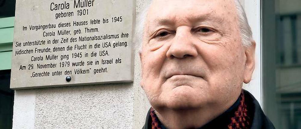 Eine von sieben. Seit Freitag erinnert eine Tafel in der Friedrich-Ebert-Straße an Carola Müller. Dass die Geschichten der sieben mutigen Potsdamer aus der Zeit des Holocaust überhaupt sichtbar werden, ist Davyd Rozenfeld zu verdanken. Seit fünf Jahren kämpft er dafür, dass auch in ihrer Heimatstadt an die Retter der Juden erinnert wird.