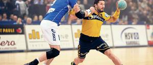 Hier geblieben! Alexander Petersson (rechts) ist schwer zu stellen. ]