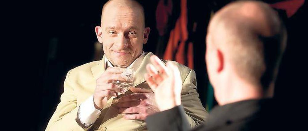 Duell. Der Reiseveranstalter Milo Tindle (links, Bob Schäfer) im Clinch mit Andrew Wyke (Rüdiger Braun).