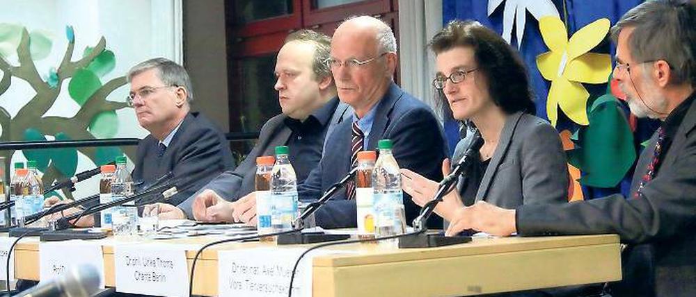 Spannende Runde. Hans-Georg Joost, Christoph Kopke, Moderator Götz Doyé, Ulrike Thoms und Axel Mueller (v. l.) zeichneten während der Diskussionsrunde in Nuthetal ein differenziertes Bild des Ernährungsforschers Arthur Scheunert.