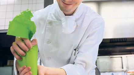 Muss schnell gehen und gut aussehen. Fabian Harmuth, Praktikant im Dorint-Hotel und Beikoch-Azubi, kümmert sich um das Dessert.