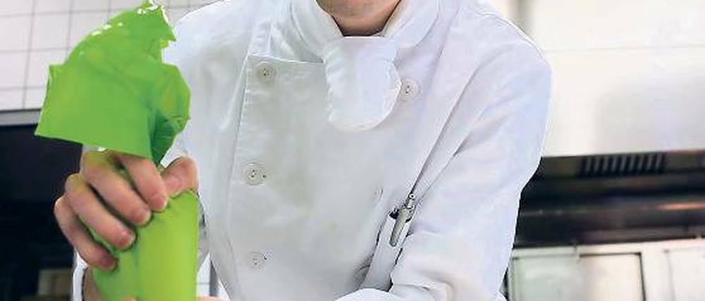 Muss schnell gehen und gut aussehen. Fabian Harmuth, Praktikant im Dorint-Hotel und Beikoch-Azubi, kümmert sich um das Dessert.