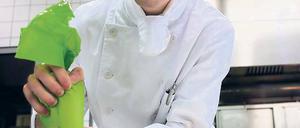 Muss schnell gehen und gut aussehen. Fabian Harmuth, Praktikant im Dorint-Hotel und Beikoch-Azubi, kümmert sich um das Dessert.