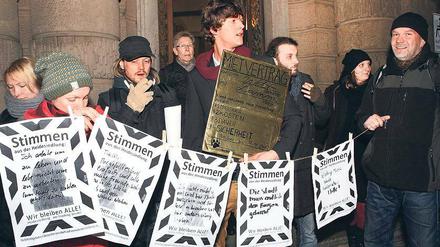 Protest. Die Bewohner der Heidesiedlung demonstrierten am Mittwochabend vor dem Stadthaus gegen den geplanten Verkauf ihrer Wohnungen. Nun soll eine Arbeitsgruppe Alternativen zur Privatisierung untersuchen.