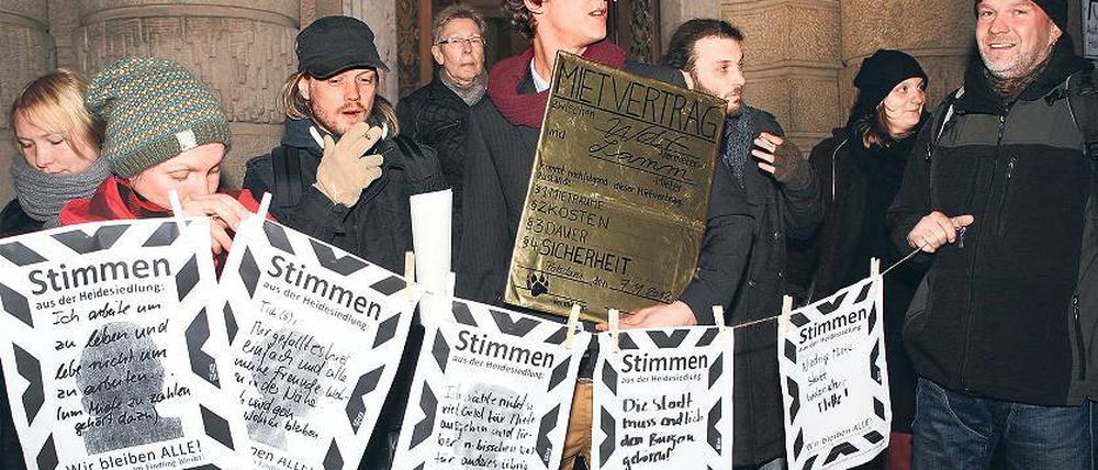 Protest. Die Bewohner der Heidesiedlung demonstrierten am Mittwochabend vor dem Stadthaus gegen den geplanten Verkauf ihrer Wohnungen. Nun soll eine Arbeitsgruppe Alternativen zur Privatisierung untersuchen.