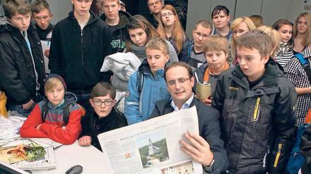 Einblick. PNN-Chefredakteur Peter Tiede mit den Schülerredakteuren.