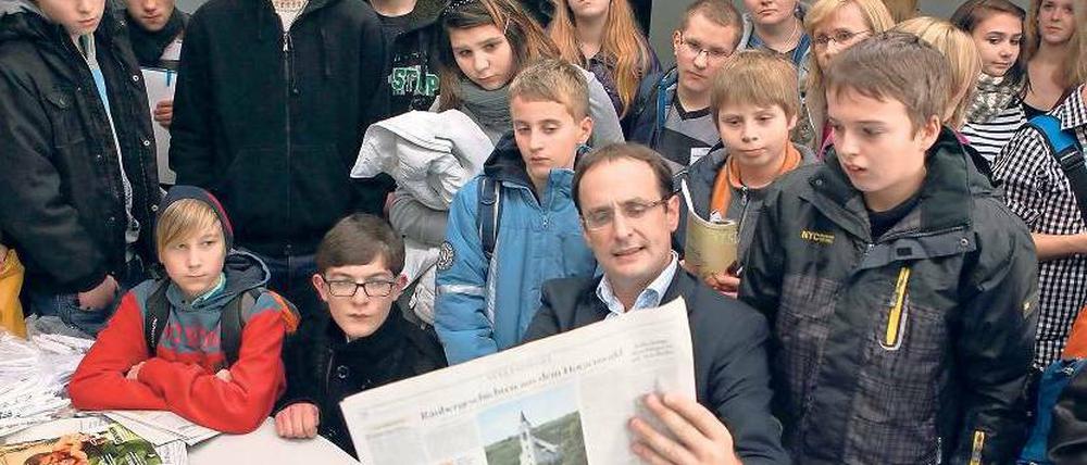 Einblick. PNN-Chefredakteur Peter Tiede mit den Schülerredakteuren.