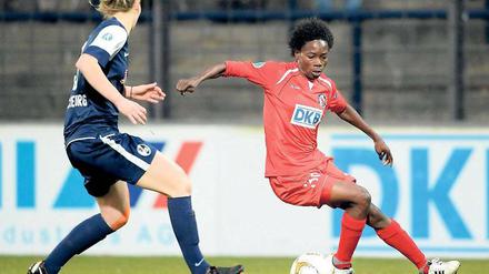 Aus der Wärme in die Kälte. Nur Stunden nach ihrer Rückkehr vom Afrika-Cup spielte Genoveva Anonma (rechts) schon wieder für Turbine gegen Freiburg, hier gegen Melanie Leupolz.