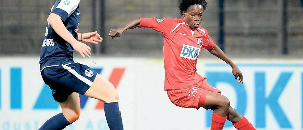 Aus der Wärme in die Kälte. Nur Stunden nach ihrer Rückkehr vom Afrika-Cup spielte Genoveva Anonma (rechts) schon wieder für Turbine gegen Freiburg, hier gegen Melanie Leupolz.