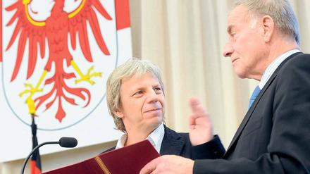 Unter Regie: Landtagspräsident Gunter Fritsch (r) vereidigte Filmregisseur Andreas Dresen.