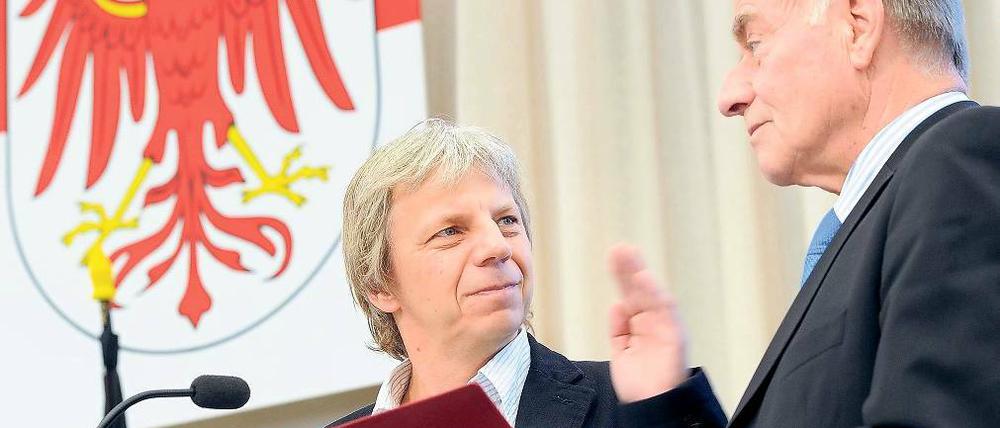 Unter Regie: Landtagspräsident Gunter Fritsch (r) vereidigte Filmregisseur Andreas Dresen.