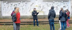 Neuntklässler des Immanuel-Kant-Gymnasiums auf dem Südwestkirchhof.