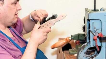 Die Letzten ihrer Zunft. In der Bürstenwerkstatt des Blindenhilfswerks in Babelsberg werden Besen noch per Hand hergestellt. 40 blinde und sehbehinderte Menschen sind hier beschäftigt - darunter auch Marco Lierath. Die Werkstatt ist die letzte von einst 16 Blindengenossenschaften, die es vor der Wende im Osten gab.