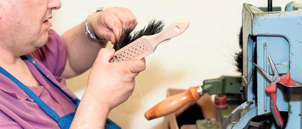 Die Letzten ihrer Zunft. In der Bürstenwerkstatt des Blindenhilfswerks in Babelsberg werden Besen noch per Hand hergestellt. 40 blinde und sehbehinderte Menschen sind hier beschäftigt - darunter auch Marco Lierath. Die Werkstatt ist die letzte von einst 16 Blindengenossenschaften, die es vor der Wende im Osten gab.