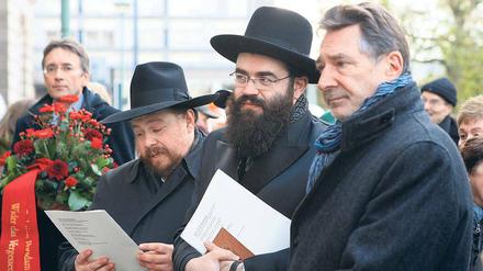 Gedenken am historischen Ort. Oberbürgermeister Jann Jakobs (r.) gedachte mit jüdischen Rabbinern der Pogromnacht vor 74 Jahren am Standort der ehemaligen Potsdamer Synagoge, die in der Nacht zum 10. November 1938 geschändet wurde.