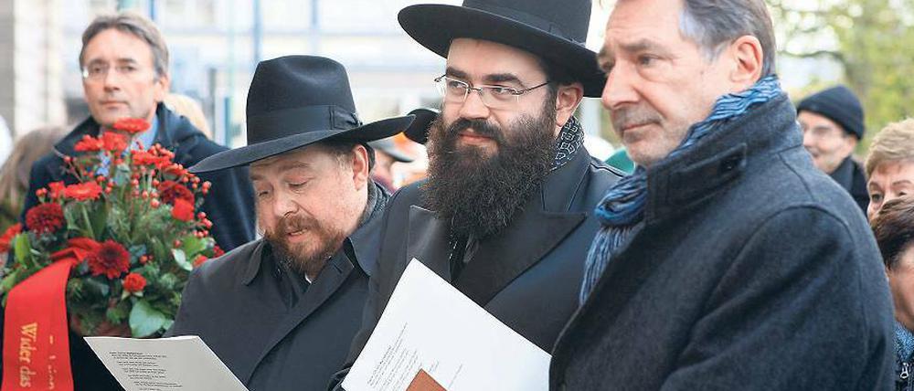 Gedenken am historischen Ort. Oberbürgermeister Jann Jakobs (r.) gedachte mit jüdischen Rabbinern der Pogromnacht vor 74 Jahren am Standort der ehemaligen Potsdamer Synagoge, die in der Nacht zum 10. November 1938 geschändet wurde.