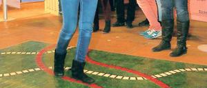 Kein Kater. Schülerin mit Rauschbrille beim „KlarSicht“-Parcours.