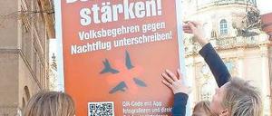 Befestigt. 2000 Plakate will die Bürgerinitiative in Potsdam aufhängen.
