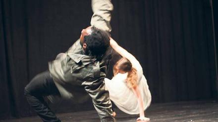 Versuch einer Befreiung auf dem Dancefloor. Melanie Straub und Prince Ofori in der neuen Produktion „3.eins...“ der Oxymoron Dance Company. Nach der Premiere am morgigen Donnerstagabend findet am Freitagvormittag eine Vorstellung für Schuklassen statt.