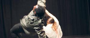Versuch einer Befreiung auf dem Dancefloor. Melanie Straub und Prince Ofori in der neuen Produktion „3.eins...“ der Oxymoron Dance Company. Nach der Premiere am morgigen Donnerstagabend findet am Freitagvormittag eine Vorstellung für Schuklassen statt.