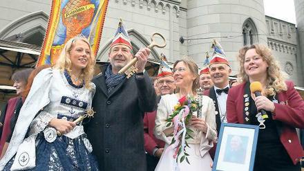 Den Schlüssel los. Oberbürgermeister Jann Jakobs (M.) übergab den Rathausschlüssel am Sonntag an die Potsdamer Narren. Sie feierten den Auftakt der neuen Karnevalsaison.