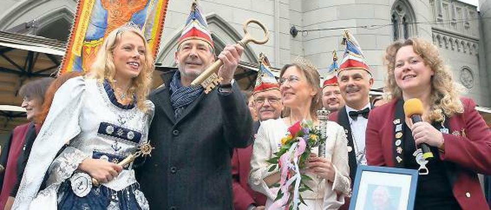 Den Schlüssel los. Oberbürgermeister Jann Jakobs (M.) übergab den Rathausschlüssel am Sonntag an die Potsdamer Narren. Sie feierten den Auftakt der neuen Karnevalsaison.