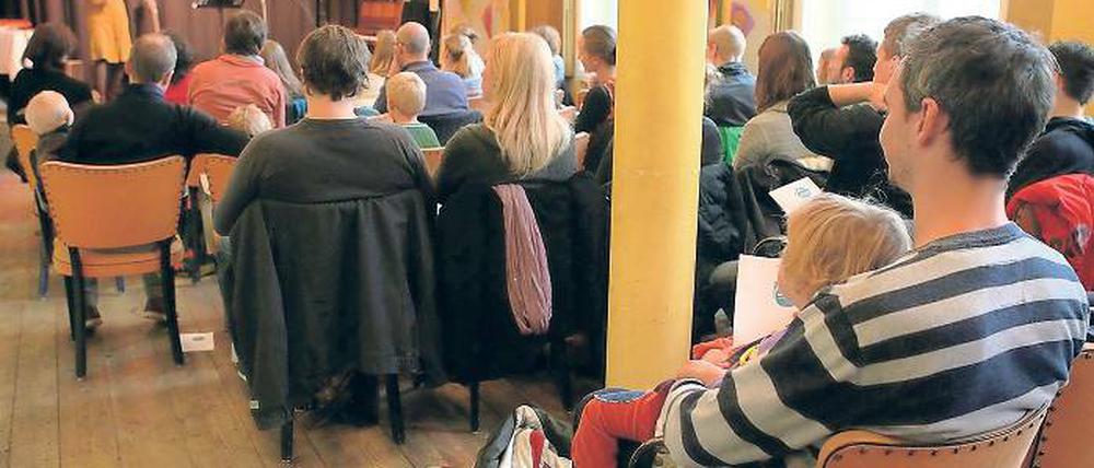 Geigensolo als musikalischer Auftakt. Viel Beiwerk braucht die freie evangelische Gemeinde „Mittendrin“ nicht, um ihren Gottesdienst zu zelebrieren. Claudia Mende schmückte ihn mit ihrer Musik aus, es wurde gesungen und Pastor Steffen Weil sprach über Versuchung. Der „Club Charlotte“ wurde lediglich durch das Wort zur Kirche.