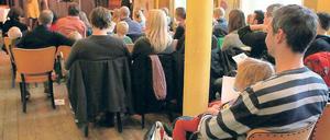 Geigensolo als musikalischer Auftakt. Viel Beiwerk braucht die freie evangelische Gemeinde „Mittendrin“ nicht, um ihren Gottesdienst zu zelebrieren. Claudia Mende schmückte ihn mit ihrer Musik aus, es wurde gesungen und Pastor Steffen Weil sprach über Versuchung. Der „Club Charlotte“ wurde lediglich durch das Wort zur Kirche.
