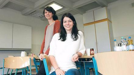 Gut Lachen trotz langer Anfahrt. Cornelia Kienzle (links) und Lena Hahnke aus Berlin absolvieren ihr Lehramtspraktikum in Templin. Jeden Montagfrüh reisen die beiden Studentinnen der Uni Potsdam mit dem Zug in die Uckermark.