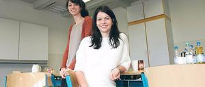 Gut Lachen trotz langer Anfahrt. Cornelia Kienzle (links) und Lena Hahnke aus Berlin absolvieren ihr Lehramtspraktikum in Templin. Jeden Montagfrüh reisen die beiden Studentinnen der Uni Potsdam mit dem Zug in die Uckermark.