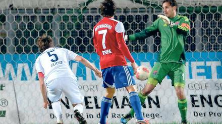 Der Treffer des Abends. Babelsbergs Mannschaftskapitän Daniel Reiche köpft das Leder hier zum 0:1 in die Maschen der Spielvereinigung. Unterhachings Torwart Stefan Riederer und Mittelfeldspieler Stephan Thee können nur zuschauen.