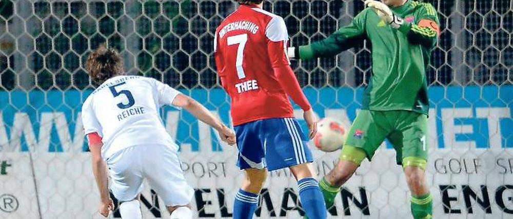 Der Treffer des Abends. Babelsbergs Mannschaftskapitän Daniel Reiche köpft das Leder hier zum 0:1 in die Maschen der Spielvereinigung. Unterhachings Torwart Stefan Riederer und Mittelfeldspieler Stephan Thee können nur zuschauen.