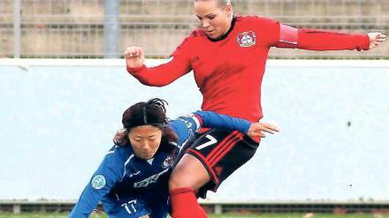 Duell zweier Torschützinnen. Leverkusens Spielführerin Isabel Kerschowski (rechts), die das 1:0 besorgte, bedrängt hier ihre frühere Potsdamer Klubkollegin Yuki Ogimi, die auch am Sonntag Turbines Kapitänsbinde trug und am Ende zweimal traf.