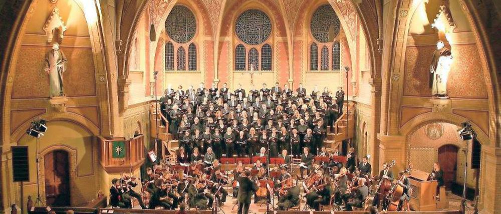 Festliche Stimmung in der Erlöserkirche. Dirigent Ud Joffe führt die Potsdamer Kantorei zu einem homogenen Ganzen.