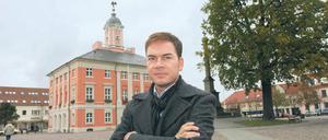 Ur-Uckermärker „der etwas anderen Art“. Christian Hartphiel ist 34 Jahre alt, sitzt für die SPD in der Stadtverordnetenversammlung von Templin und ist schwul. 2005 lud er in der Stadt zu einem ersten Stammtisch für Schwule und Lesben.