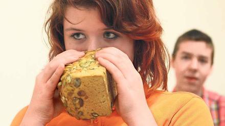 Der wunderbare Geruch von Brot. Eine Schülerin des Oberstufenzentrums lernt, wie ein gutes Brot zu riechen hat.