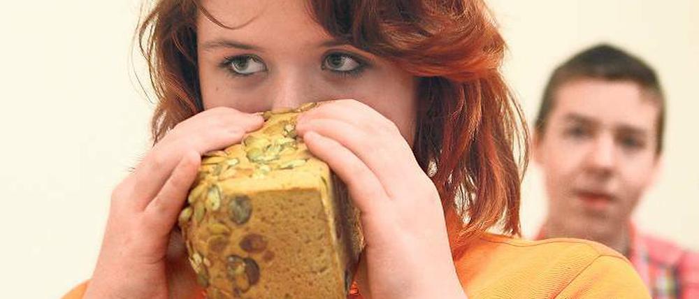 Der wunderbare Geruch von Brot. Eine Schülerin des Oberstufenzentrums lernt, wie ein gutes Brot zu riechen hat.