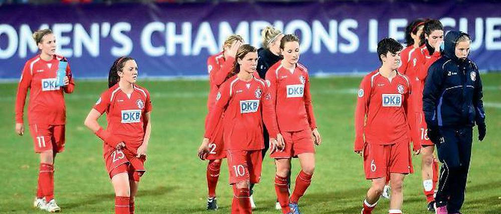Frustriert. Mit gesenkten Köpfen verließen Potsdams Turbine-Spielerinnen am Mittwochabend nach dem Abpfiff den Rasen des Karl-Liebknecht-Stadions. Ein 1:0 hätte ihnen zum Weiterkommen gereicht. Stattdessen kassierten sie eine bittere 3:4-Niederlage.