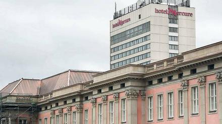 Weiter als Mercure-Hotel? Betreiber Accor versichert, dass auch 2013 der Schriftzug „Mercure-Hotel“ an der Fassade des Hotelhochhauses prangen wird. Die Stadtpolitik diskutiert wegen der Nähe zum Landtagsschloss die Möglichkeiten eines Abrisses.