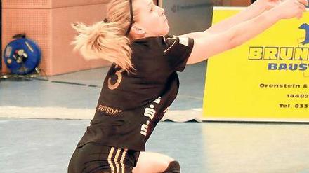 In Form. Lisa Rühl ist auf die Aufschläge Laura Weihenmaiers eingestellt.