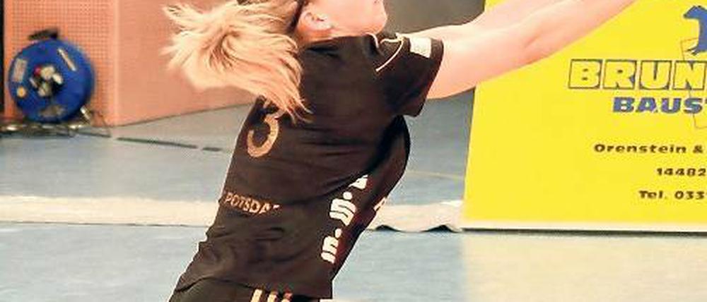In Form. Lisa Rühl ist auf die Aufschläge Laura Weihenmaiers eingestellt.