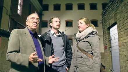 Geschichte verstehen: Der Zeitzeuge Dieter Drewitz trifft zum Jubiläum der Projektwerkstatt auf Isa Zander und Cyril Dahlgrün, zwei ehemalige Schüler der Potsdamer Waldorfschule. Die Schüler haben zusammen mit Drewitz und ihrer Schulklasse einen Film zur DDR-Geschichte produziert.