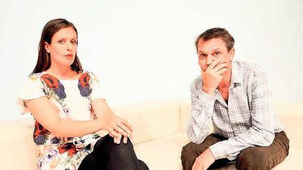 Wenn Worte frieren lassen. In dem Stück „Drei Mal Leben“ geht es um Zwischentöne, um die Machtspiele in der Ehe. Marianna Linden und Jon-Kaare Koppe spielen das Paar Sonja und Henri, das ein anderes Paar zu Besuch bekommt.