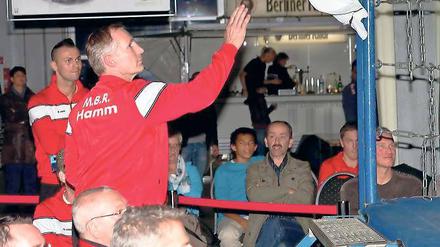 Einer von vielen Würfen. Hamms Trainer Ralf Gerards boykottierte nach dem Urteil den Kampfabend und warf bei allen sechs Kämpfen bereits nach kurzer Zeit das Handtuch.