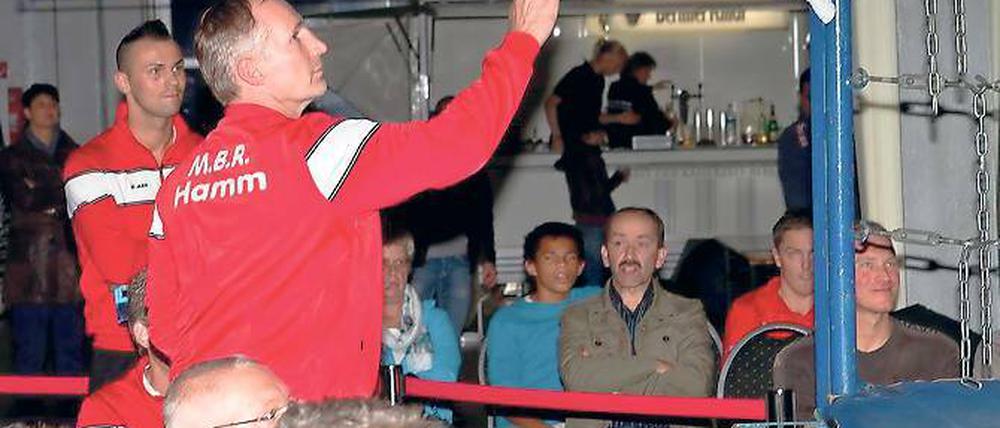 Einer von vielen Würfen. Hamms Trainer Ralf Gerards boykottierte nach dem Urteil den Kampfabend und warf bei allen sechs Kämpfen bereits nach kurzer Zeit das Handtuch.