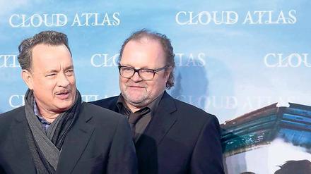 Hollywood trifft Potsdam. „Cloud Atlas“-Hauptdarsteller Tom Hanks (l.) mit „Cloud Atlas“-Produzent Stefan Arndt auf dem Roten Teppich am Potsdamer Platz.